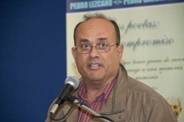 El poeta teldense Julio Pérez en un acto (Foto Jesús Ruiz Mesa)