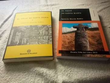 Dos de las ediciones del libro de Morán (Foto TA)