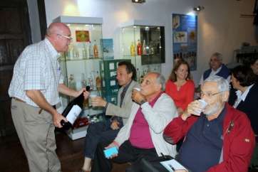 Fernando Ojeda sirviendo agua a los asistentes (Foto Jesús Ruiz Mesa)
