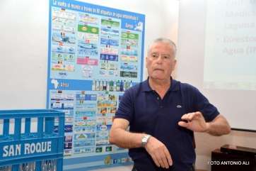 Momento de la charla de anoche de Eduardo Navarro (Foto Antonio Alí)