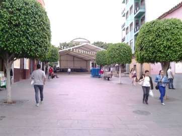 Montaje de la carpa que acoge este viernes el Festival de la Canción (Foto TA)