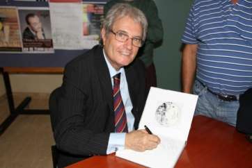 Heriberto Zerpa durante la firma de ejemplares (Foto Jesús Ruiz Mesa)