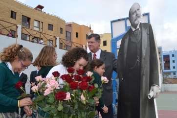 Ofrenda floral en 2013 en el CEIP León y Castillo de Telde (Foto TA)