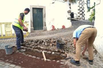 Operarios arreglan el adoquinado (Foto TA)