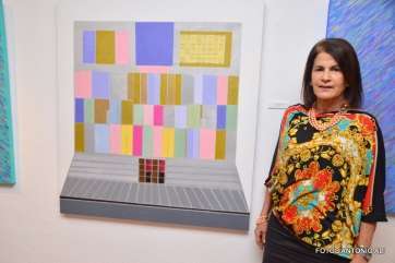 La pintora Victoria Sánchez junto a una de sus creaciones (Foto Antonio Alí)