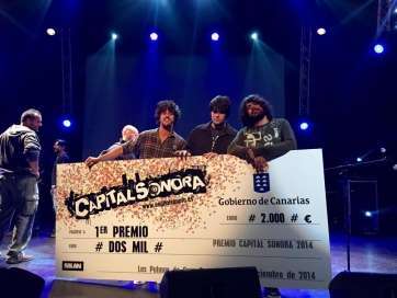 Los jóvenes teldenses con el premio (Foto TA)