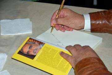 Ignacio Morán firma un ejemplar de su novela (Foto TA)