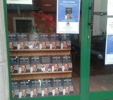 Libros de Juan Verde en el escaparate del Rincón del Lector II, en Telde (Foto TA)