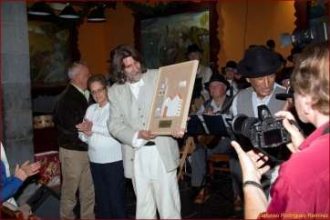 Momento de la entrega de la distinción a la Agrupaciones Folclóricas de Gran Canaria por Arnao (Foto Ildefonso Rodríguez)