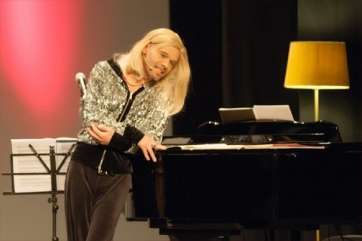 Javicombe imitando a Barbra Streisand (Foto Auve Producciones)