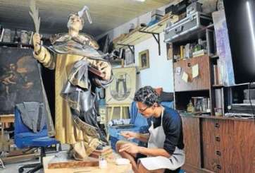 El restaurador Iván Arencibia, durante la intervención en la obra, en octubre pasado (Foto Arcadio Suárez-C7)