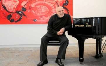 Manuel Ojeda, en la sala de la calle de Buenos Aires. A su espalda, una obra del también teldense Sema Castro (Foto Arcadio Suárez/C7)
