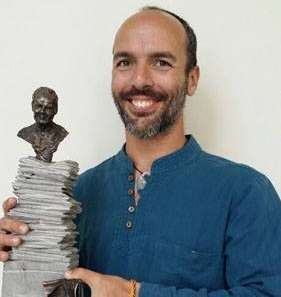 Fran Celis con una maqueta del busto (Foto TA)