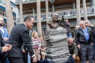 Momento de la inauguración de la escultura (Foto José Fco. Fernández Belda)
