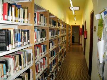 Imagen de la biblioteca de Arnao (Foto TA)