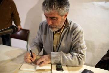 javier Cabrera durante la firma de ejemplares (Foto Jesús Ruiz Mesa)