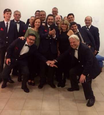 El grupo, minutos antes de salir al escenario del Teatro (Foto TA)