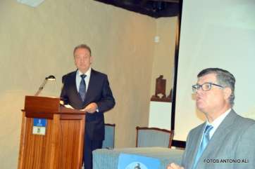 El conferenciante (al fondo) fue presentado por el director del centro museístico, Antonio González (Foto Antonio Alí)
