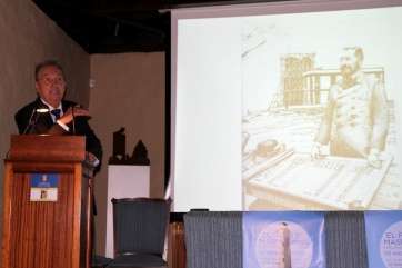 Fontes durante la conferencia (Foto Jesús Ruiz Mesa)