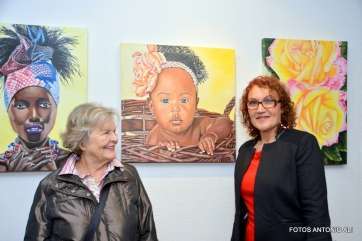 Dos autoras posan junto a sus creaciones en el Teatro Juan Ramón Jiménez (Foto Antonio Alí)