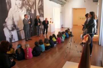 En presencia de la alcaldesa de Telde, el cronista oficial explica a los escolares detalles de la obra del escultor (Foto Jesús Ruiz Mesa)
