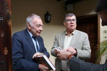 Bernecker con el cronista oficial de Telde y director de la Casa-Museo León y Castillo (Foto Jesús Ruiz Mesa)