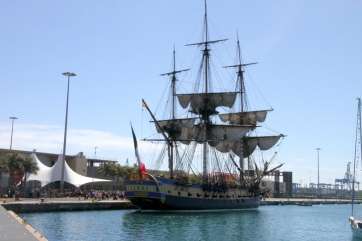 Imagen de la fragata LÂ´Hermione atracada en el Muelle de Santa Catalina (Foto Jesús Ruiz)