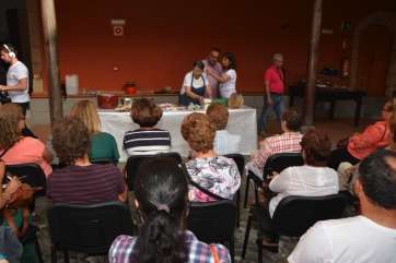 La artesana teldense Nilia Bañares, esta tarde en la Casa Condal de San Juan (Foto Antonio Alí)