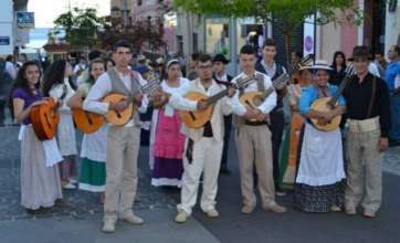 Los componentes de Nuevas cumbres, junto a su monitor Tony Sosa