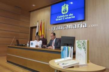 El coordinador general de Cultura del Cabildo de Gran Canaria, Larry Álvarez, presenta el proyecto de edición obras canarias (Foto TA)