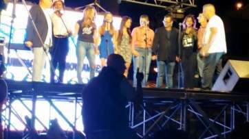 Momento de la interpretación de Imagine, de John Lennon, por un grupo de artistas (Foto TA)