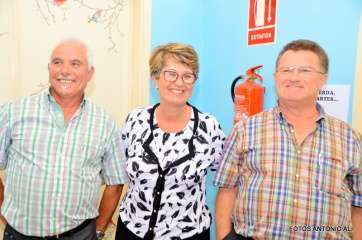 Los dos homenajeados flanquean a la directora del colegio, en un momento del acto (Foto Antonio Alí)