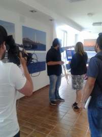 La alcaldesa de Telde, Mari Carmen Castellano, durante la visita a la muestra fotográfica de Leandro Betancor (Foto TA)