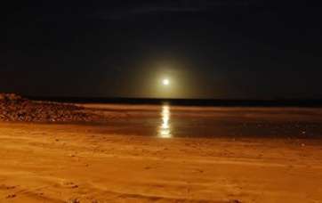 Imagen de un encuentro de veredas a la luz de la luna llena (Foto Caneducam)