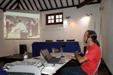 Acto de la exposición y proyección del documental sobre el garrote canario organizado por la A.C. Alcorac 1968 (Foto Jesús Ruiz Mesa)