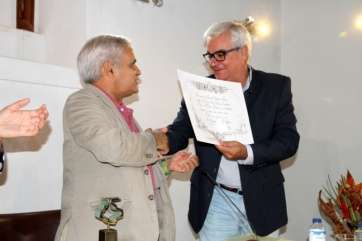 Juan Cruz recibe de manos de Ojeda el diploma acreditativo del premio (Foto Jesús Ruiz Mesa)