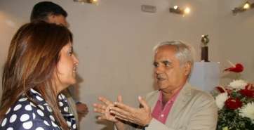 El periodista conversa con la alcaldesa Carmen Hernández (Foto Jesús Ruiz Mesa)