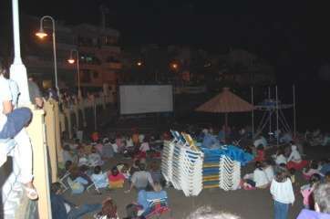 Imagen de archivo de la proyección de una película en Salinetas (Foto TA)