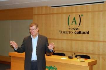 El director de la Casa Museo León y Castillo, Antonio Glez Padrón, durante la conferencia (Foto de Jesús Ruiz Mesa)