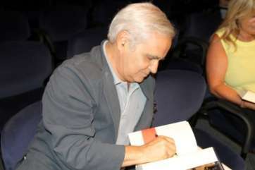 Momento de la presentación de la última obra de Juan Cruz (Foto de Jesús Ruiz Mesa)