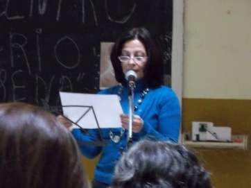 Imagen de archivo de la poeta Lou Arroyo participando en un encuentro literario en Telde (Foto TA)