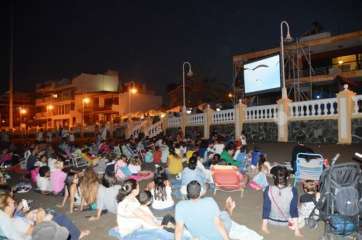 Decenas de personas siguieron con interés la película Cómo entrenar a tu dragón (Foto TA)