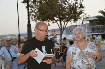 Los poetas Adolfo García y Juana María Ruiz, en un momento del acto de esta noche en la costa de Telde (Foto TA)