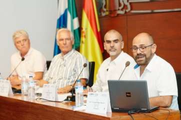 Francisco Mireles, primero por la derecha, ayer durante su intervención (Foto TA)