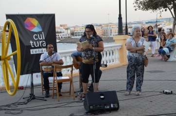 El segundo encuentro poético en la costa se celebró el pasado jueves en Clavellinas-Salinetas (Foto TA)