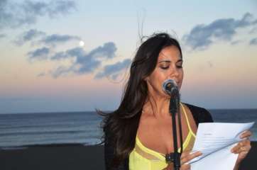 La poeta Lorena López leyó un verso de creación propia (Foto TA)