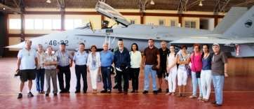 Miembros del Círculo Cultural en uno de los hangares (Foto Jesús Ruiz Mesa)