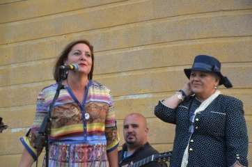 La concejala Guadalupe Santana y la también poetisa Susi Arencibia (Foto TA)