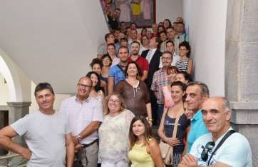 Foto de familia de los componentes de Dance Ensemble Nie y Tarajaste, junto a miembros de la Corporación (Foto TA)