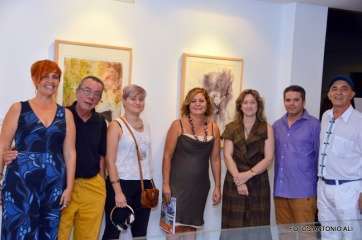 La concejala Guadalupe Santana con algunos de los artistas (Foto Antonio Alí)